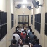 Bina Kerohanian Warga Binaan, Kasat Tahti Polres Sumbawa Pimpin Sholat Magrib Berjamaah di Rutan