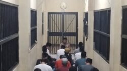 Bina Kerohanian Warga Binaan, Kasat Tahti Polres Sumbawa Pimpin Sholat Magrib Berjamaah di Rutan