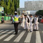Polsek Rasbar Gelar Strong Point Pagi di Dua Titik Sekolah, Pelajar Aman Menyeberang