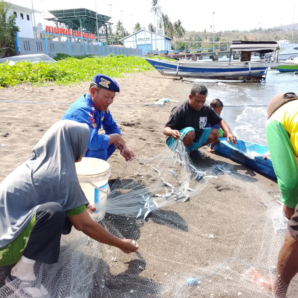 SAT POLAIRUD POLRES DOMPU LAKSANAKAN PATROLI DIALOGIS DAN POLISI PENOLONG, DORONG KETAHANAN PANGAN MASYARAKAT PESISIR