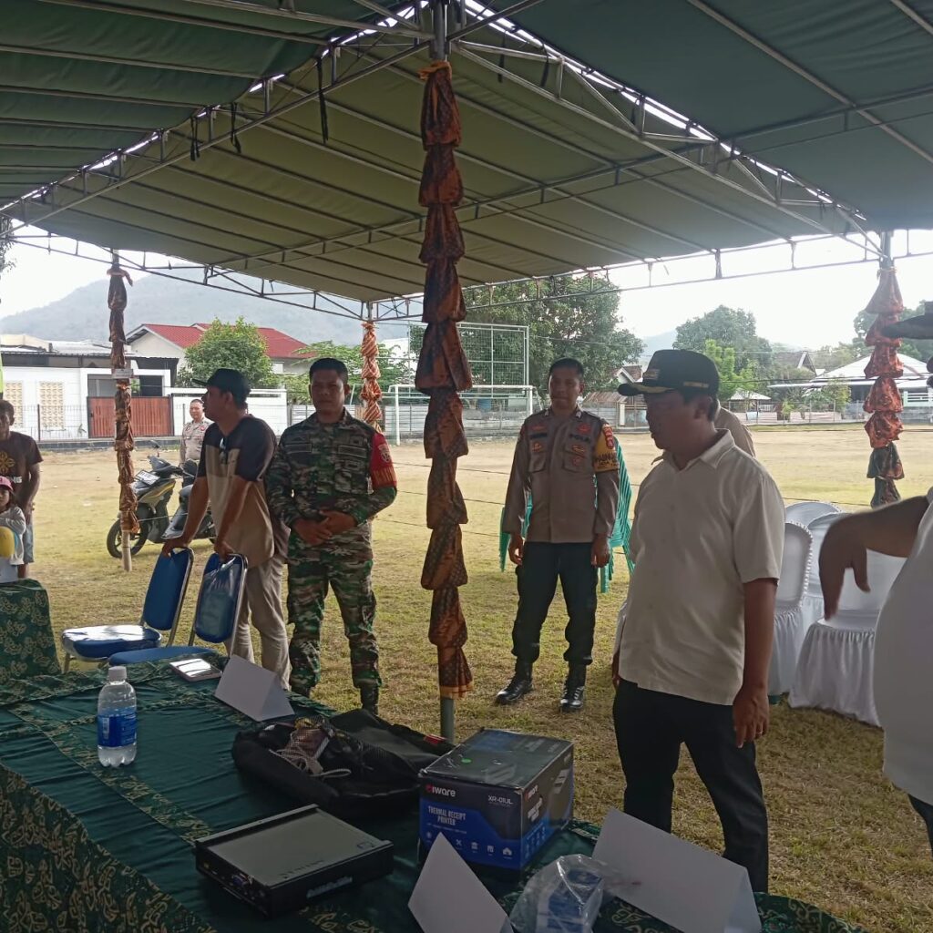 Dampingi Kunjungan Bupati Sumbawa Barat Cek Kesiapan TPS E-Voting Desa Sermong, Bhabinkamtibmas Pastikan Situasi Kondusif