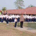 Laksanakan Program “Polisi Peduli Pendidikan” Wakapolres Bima Jadi Irup Bendera di SMPN 3 Woha dan ini Penyampaiannya