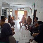 Wujudkan Kondusivitas Desa, Bhabinkamtibmas Polsek Taliwang Gelar Mediasi Warga di Kantor Desa Tamekan