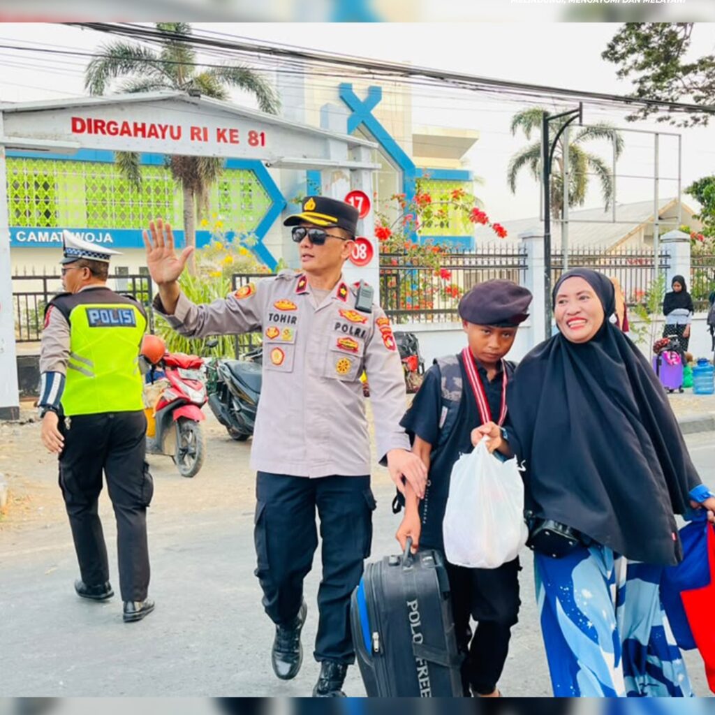 Wakapolres Dompu Pimpin Pengaturan Lalu Lintas dan Jadi Irup Upacara di SMKN 1 Woja, Sampaikan Pesan Kamtibmas kepada Pelajar