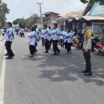 Polsek Kempo Amankan Lomba Gerak Jalan Indah HUT PGRI ke-81, Arus Lalu Lintas Tetap Terkendali