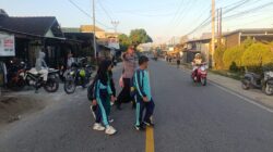 Wujudkan Keselamatan Pelajar dan Kamseltibcarlantas, Personel Polsek Buer Gelar Service Point Pagi di Depan SDN Perenang