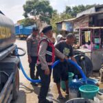 Peduli Kebutuhan Warga, Sat Samapta Polres Bima Salurkan Air Bersih di Desa Kalampa