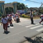 Personel Polsek Suela Laksanakan Rawan Siang dan Strong Point di Depan SDN 1 Suela
