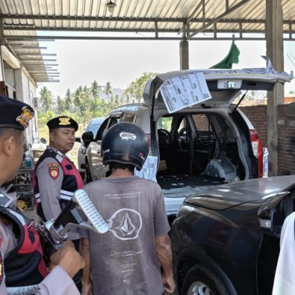 Patroli di Jalur Telaga Bertong, Polisi Sapa Warga dan Ingatkan Keselamatan saat Bekerja dan Berkendara