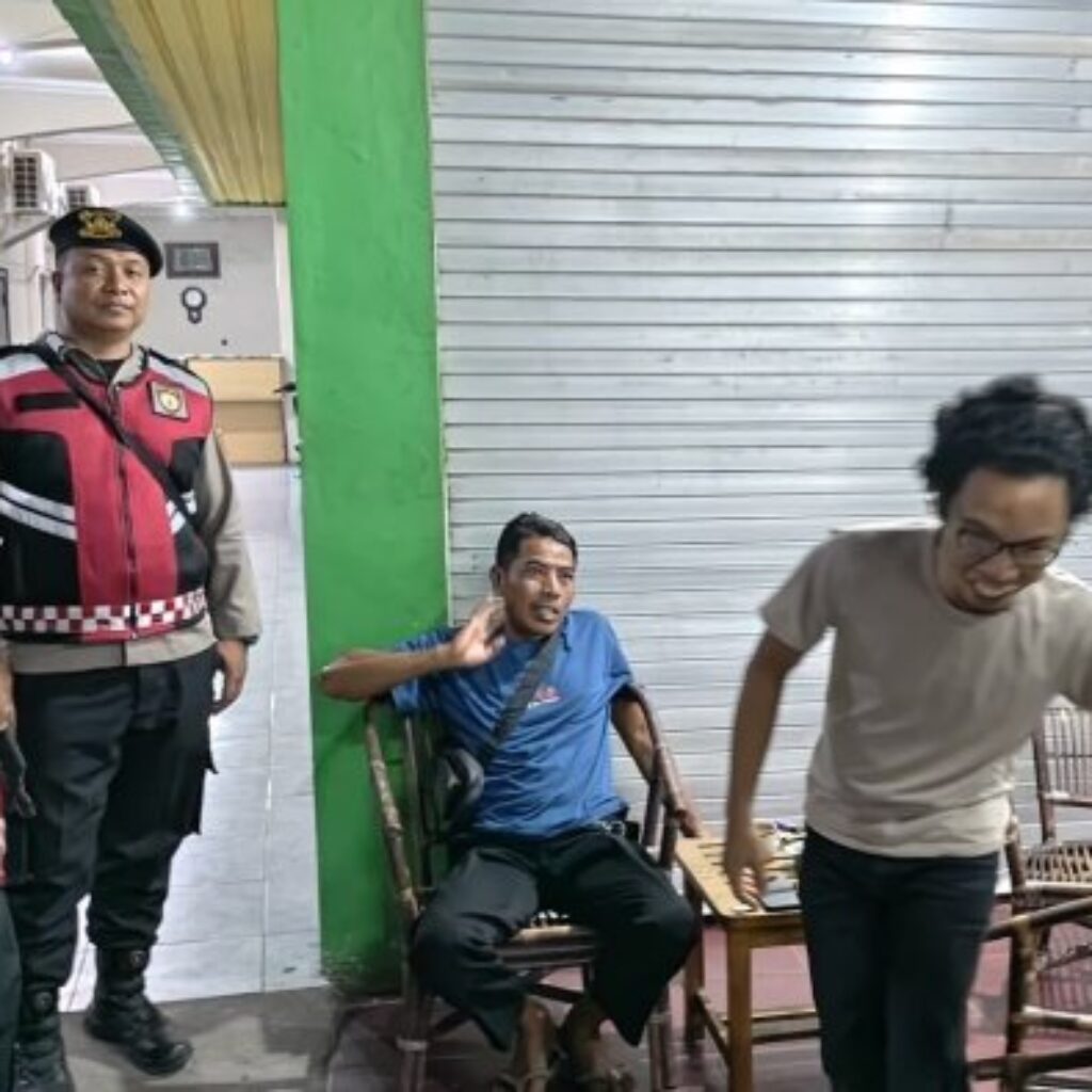 Patroli Malam di Kelurahan Dalem, Polisi Ajak Warga Waspadai Potensi Kejahatan